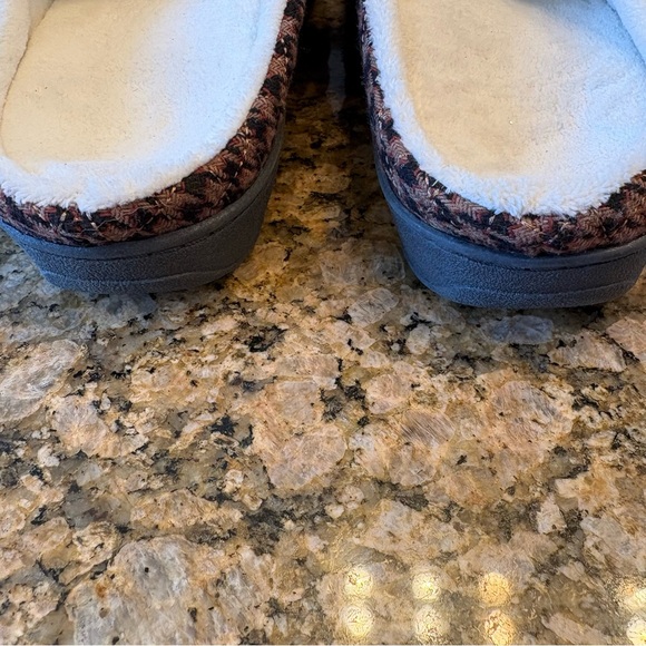 Vionic slippers - Picture 6 of 7